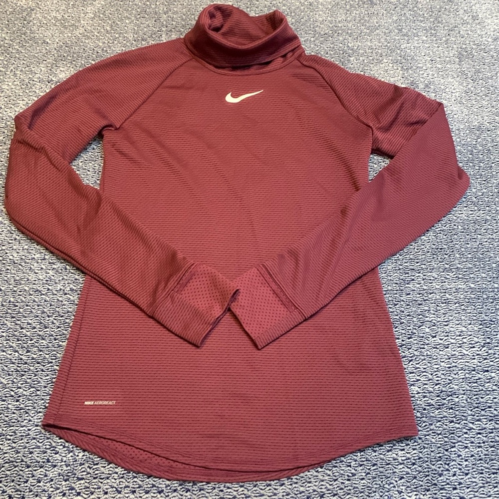 NWOT  Nike women golf top!